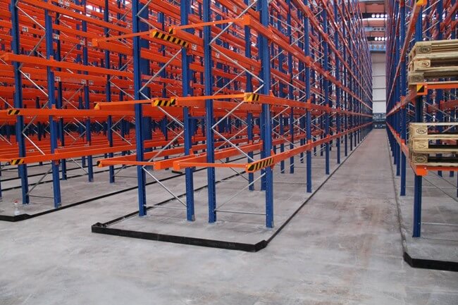 Paletové regály s vodicí lištou pro vozíky