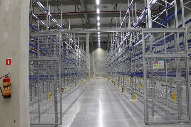 Regály na palety s ohrádkou a dveřmi